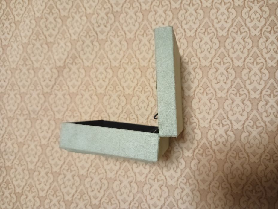 Упаковка Van Cleef с насечками под цепочку или серьги-гвоздики.