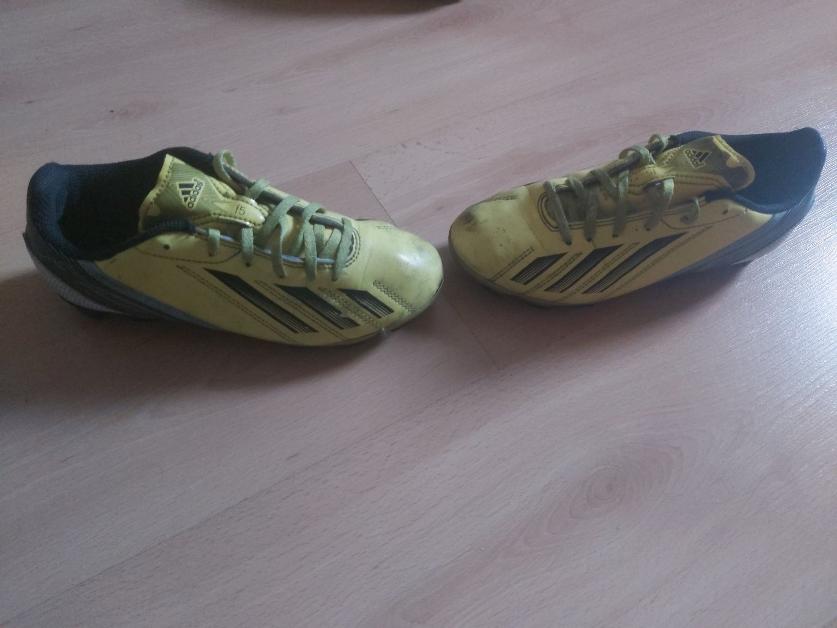 Vendo chuteiras de futebol da adidas e nike