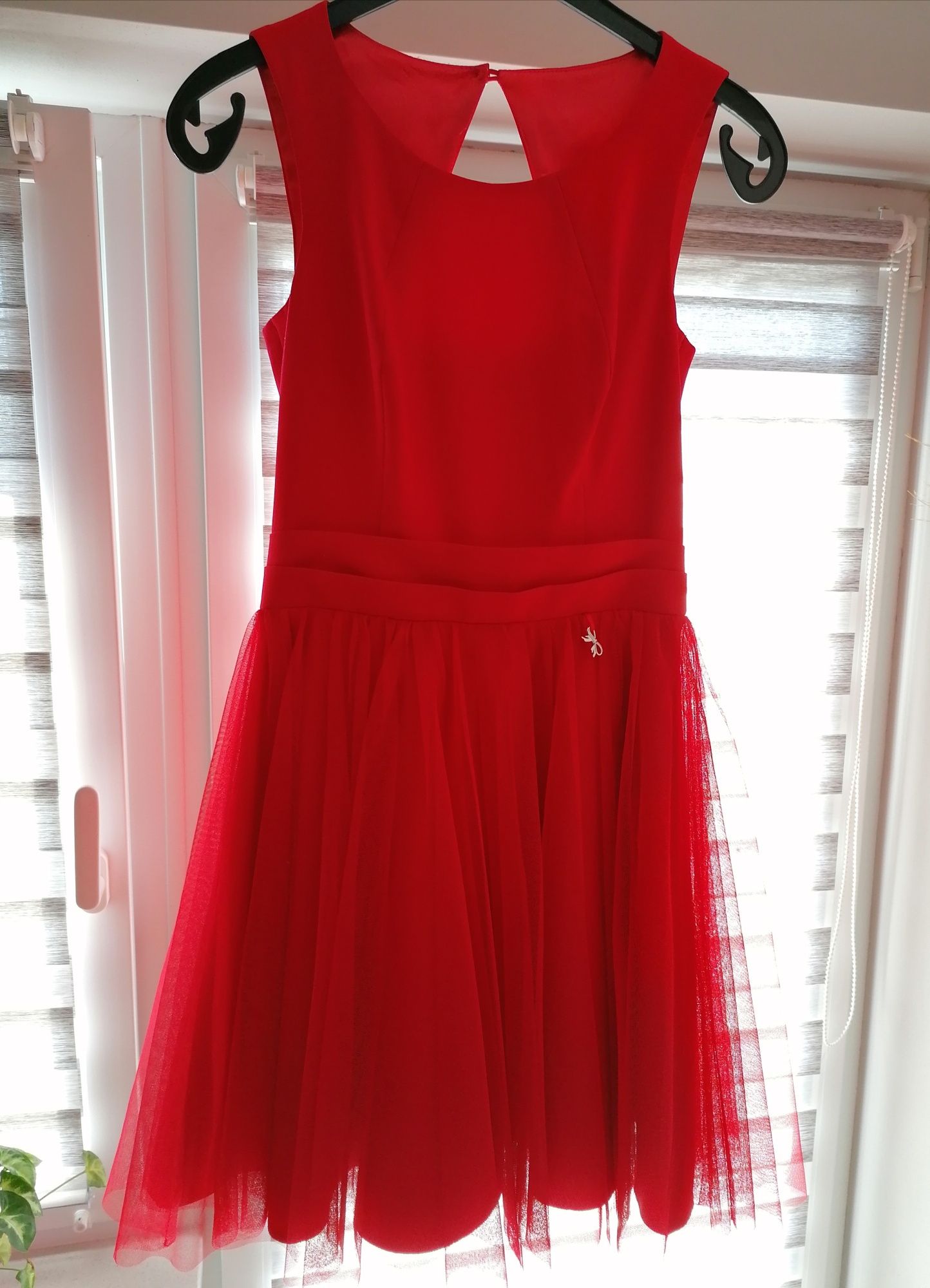 Czerwona sukienka tiulowa krótka