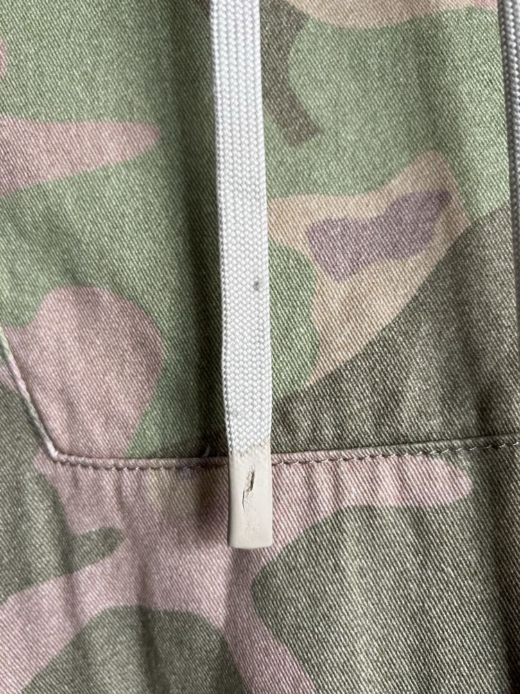Męska przejściowa kurtka kangurka z kapturem z motywem moro camo Zara
