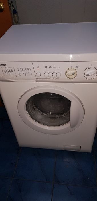 Стиральная машина Zanussi ZWS 820 полностью рабочая