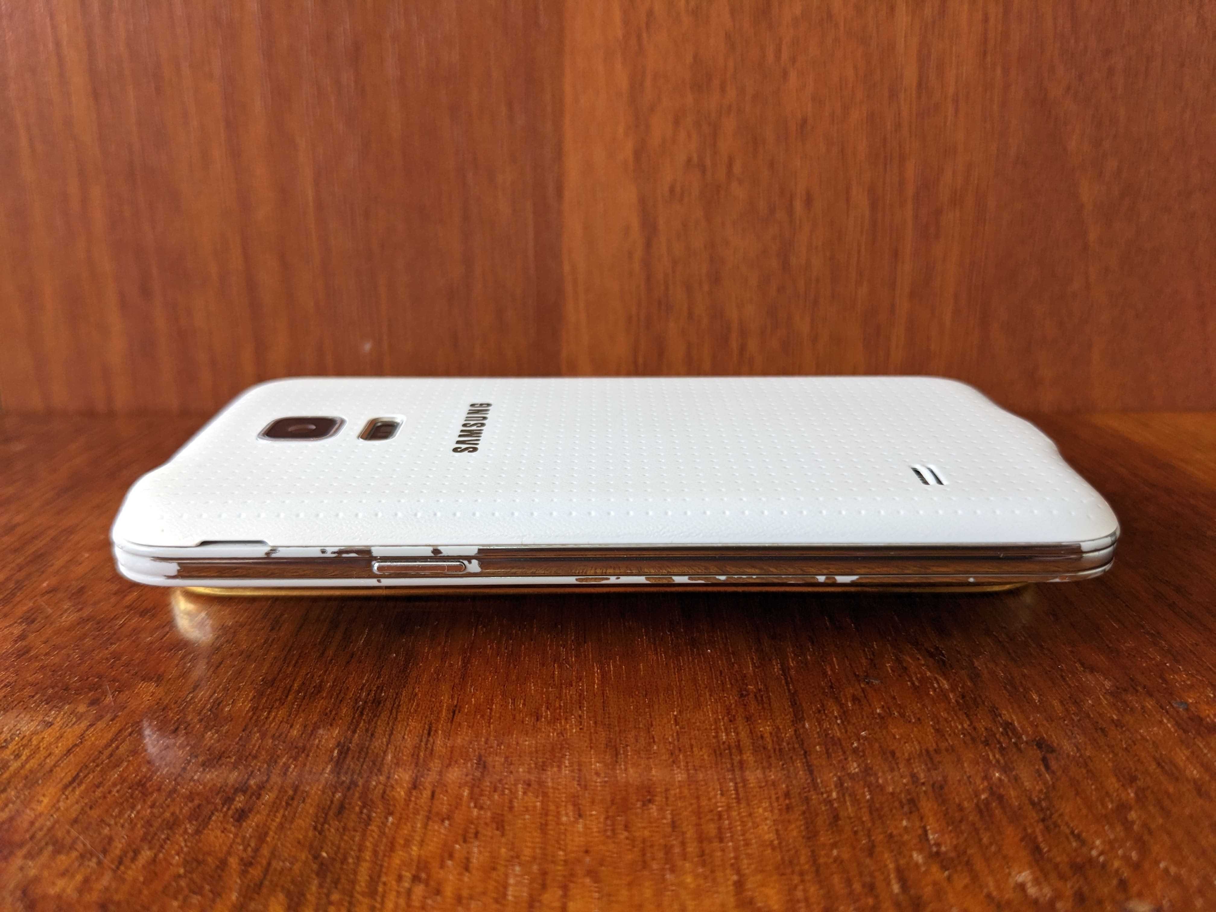 Смартфон Samsung Galaxy S5 mini SM-G800F с чехлом