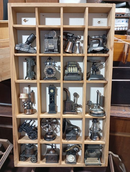 Vitrine com coleção 20  miniaturas apara afia lápis antigas
