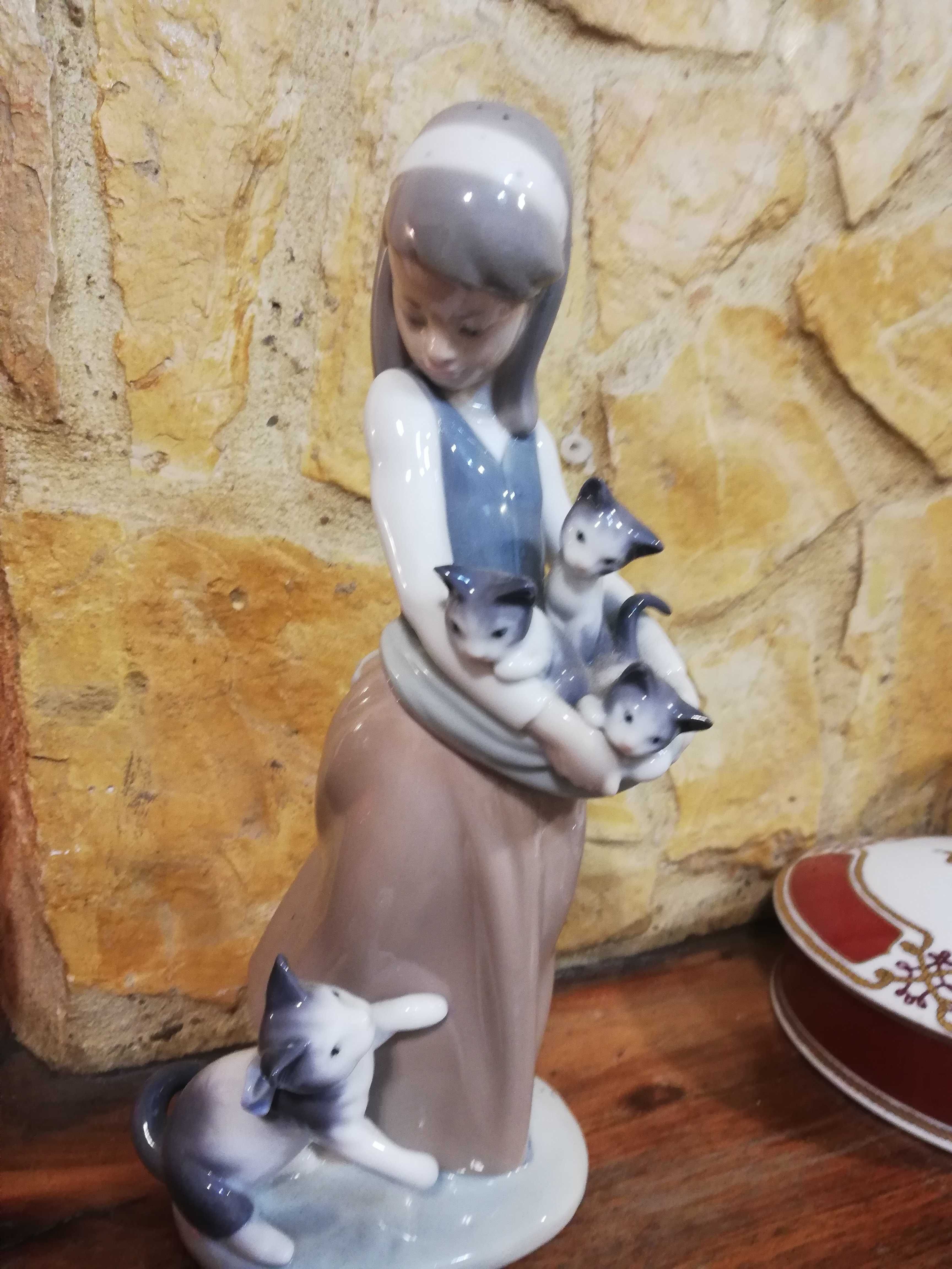 LLADRO- menina com gatos