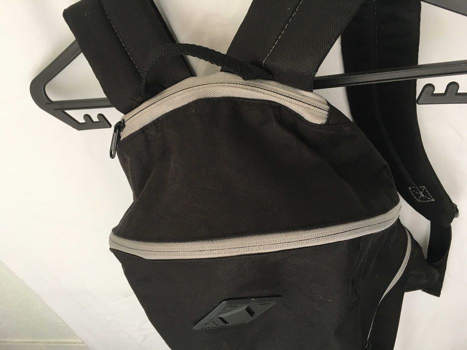 Mochila preta da Nissan