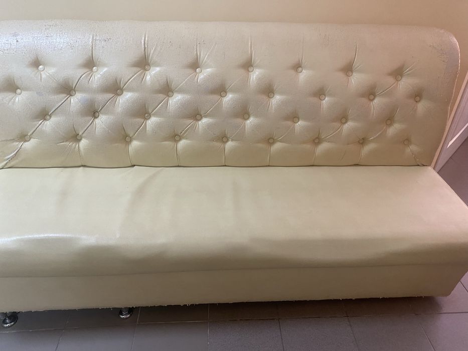 Продам диван молочного кольору