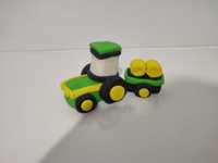 Figurka cukrowa traktorek z przyczepą