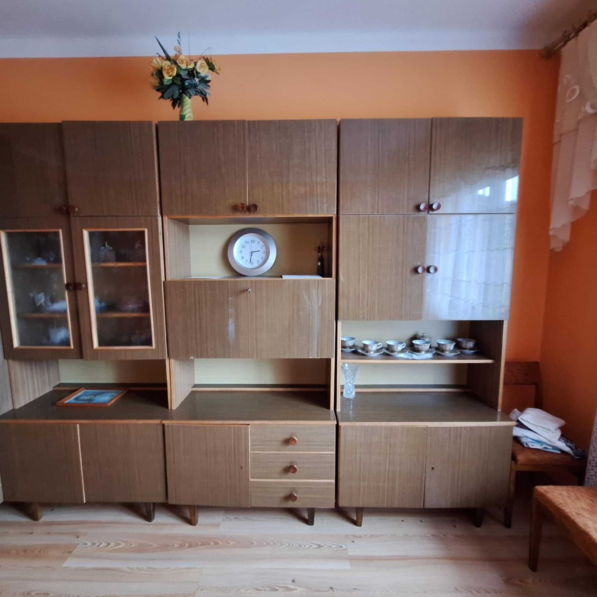 Sprzedam regał (meblościankę) z czasów PRL.