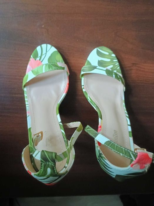 Sandałki na obcasie DeeZeee