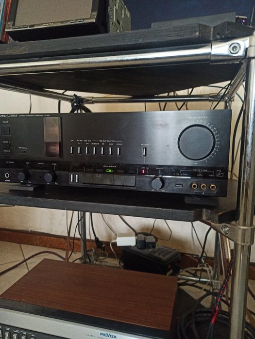 Гибридный усилитель LUXMAN LV-105.