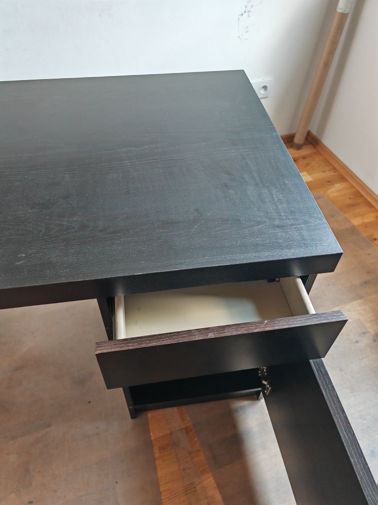 Czarne biurko Ikea Malm