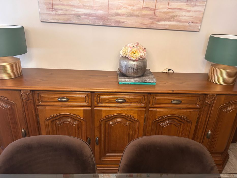 Aparador sala de jantar de madeira de excelente qualidade