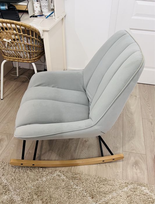 Piekny szary welurowy skandynawski fotel bujany