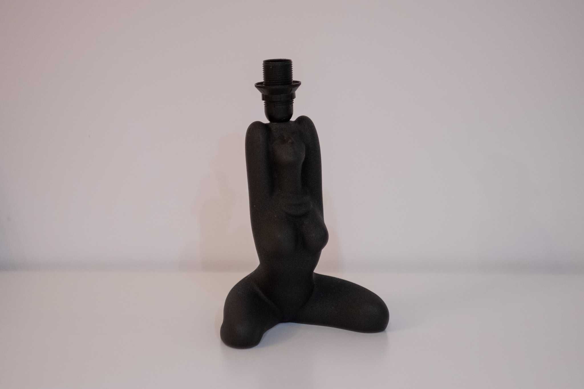 Ceramiczna lampka nocna - figura siedzącej kobiety - czarna matowa