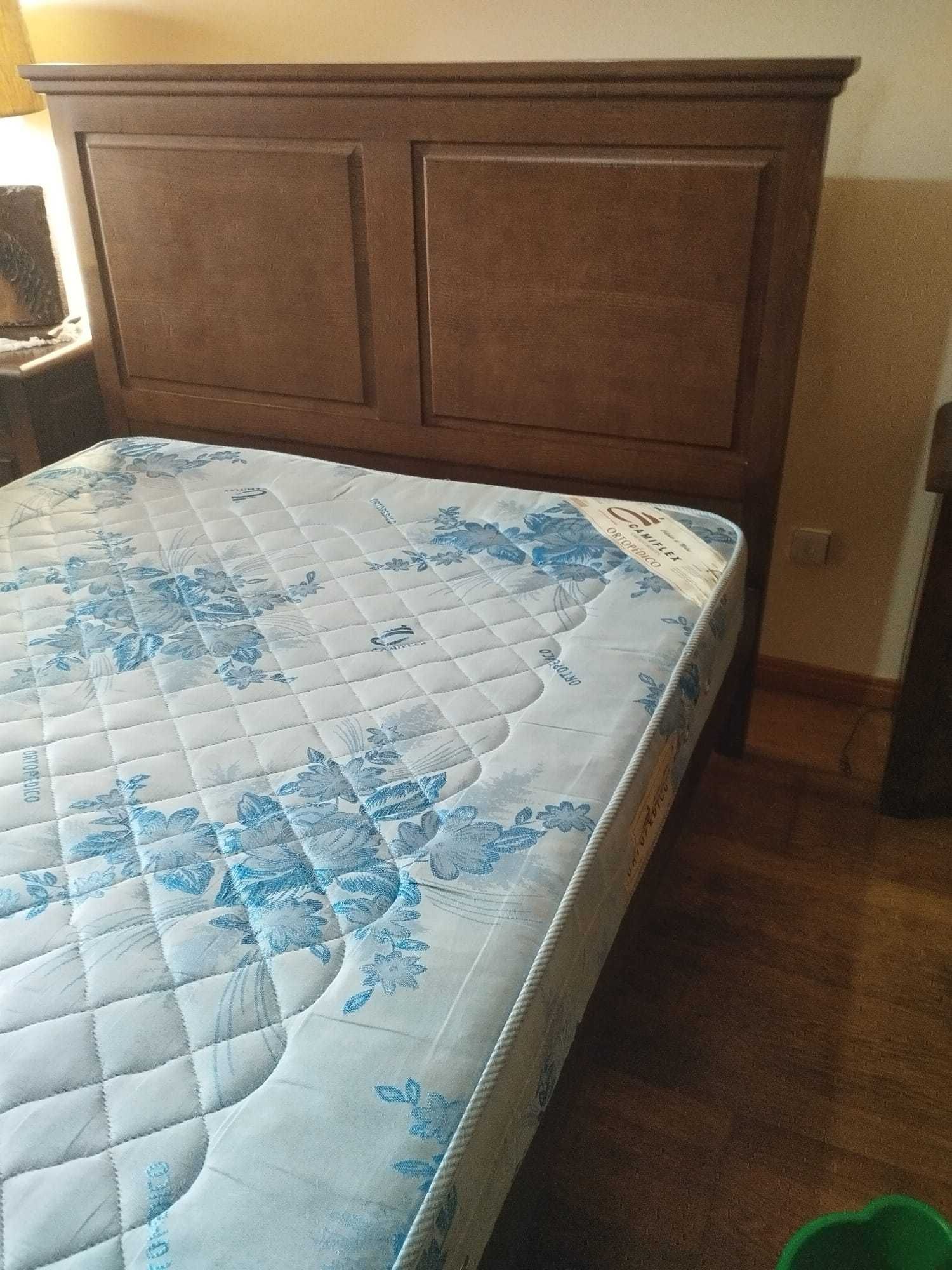 Cama + 2 mesas cabeceira