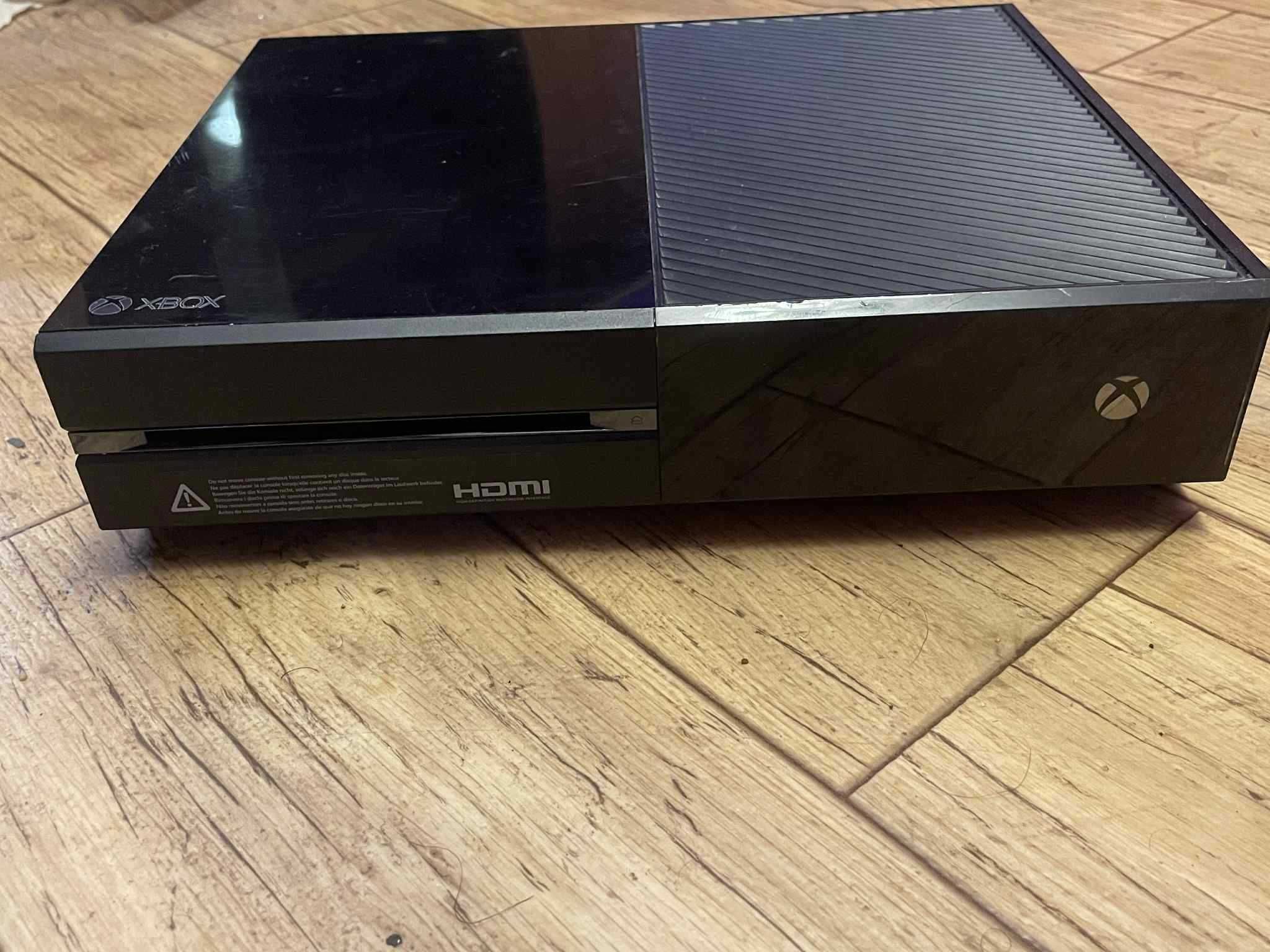 Xbox one 100% sprawny bez pada z gra