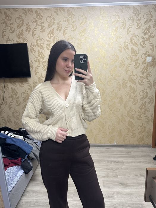 Жіночий вʼязаний кардиган