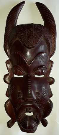 Африканская маска из красного дерева
