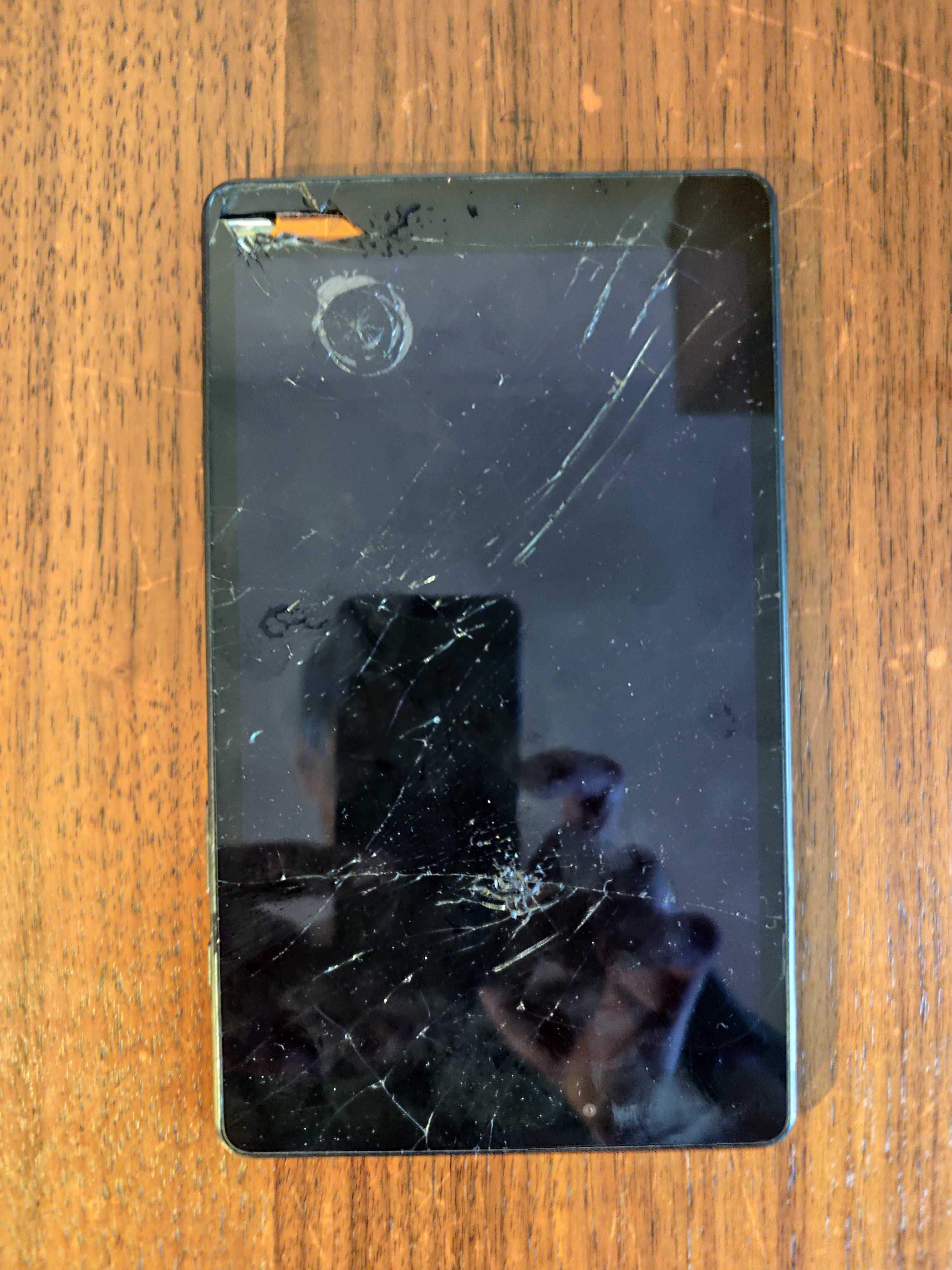 Sprzedam tablet Samsung Galaha Tab 8-3/64. Jest karta SIM 4G.