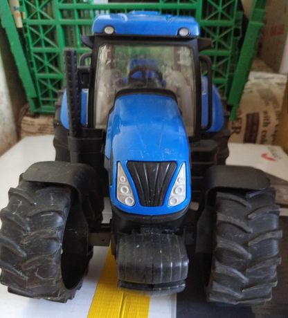 продам недорого игрушку трактор Bruder New Holland