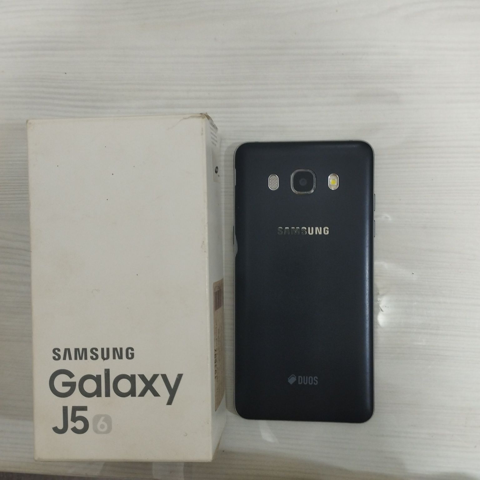 Смартфон Samsung Galaxy J5
