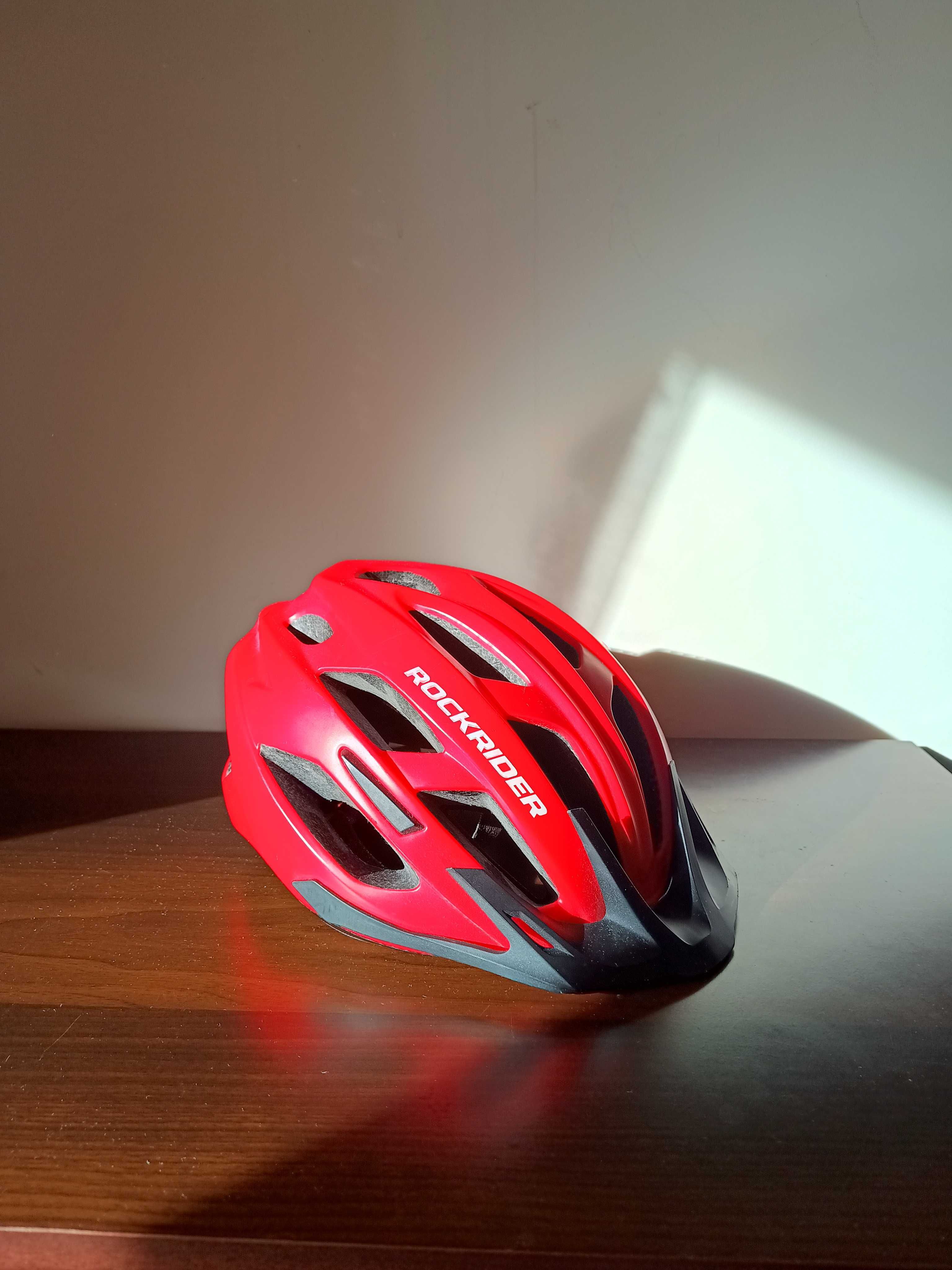 Czerwony kask ROCKRIDER na rower lub rolki
