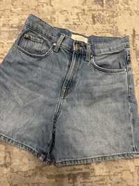 сині джинсові шорти середньої довжини