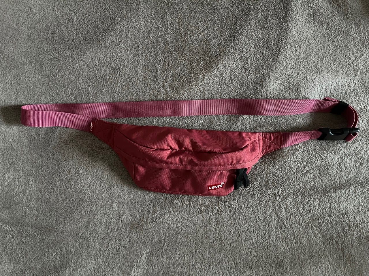 Nerka, saszetka Levi's Banana Sling.