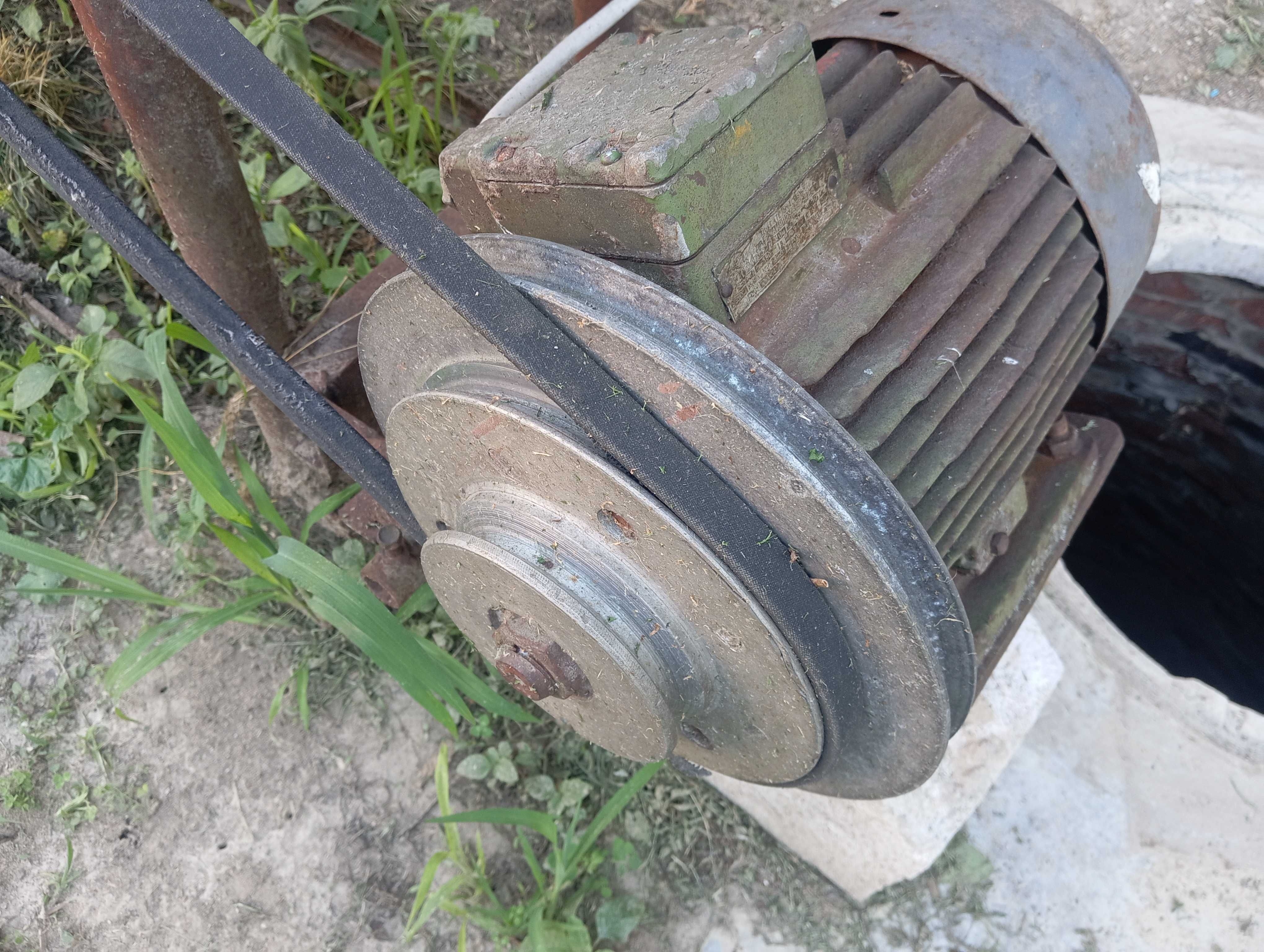 Електродвигун 4 кв / 950 об. з шківом