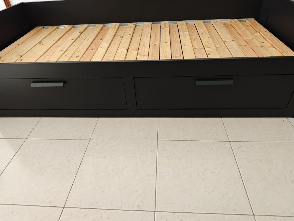 Cama extensível com 2 colchões e mesa de cabeceira