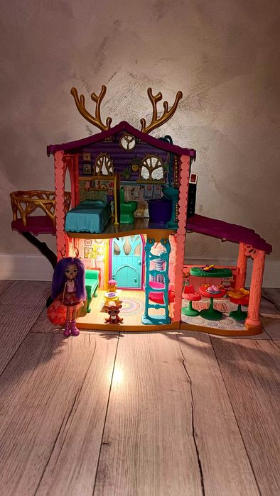 Enchantimals duży domek Jelonków wyposażenie oświetlenie Lalka figurka