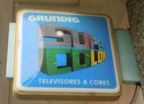 Painel publicitário luminoso TV Grundig Neolux televisão a cores