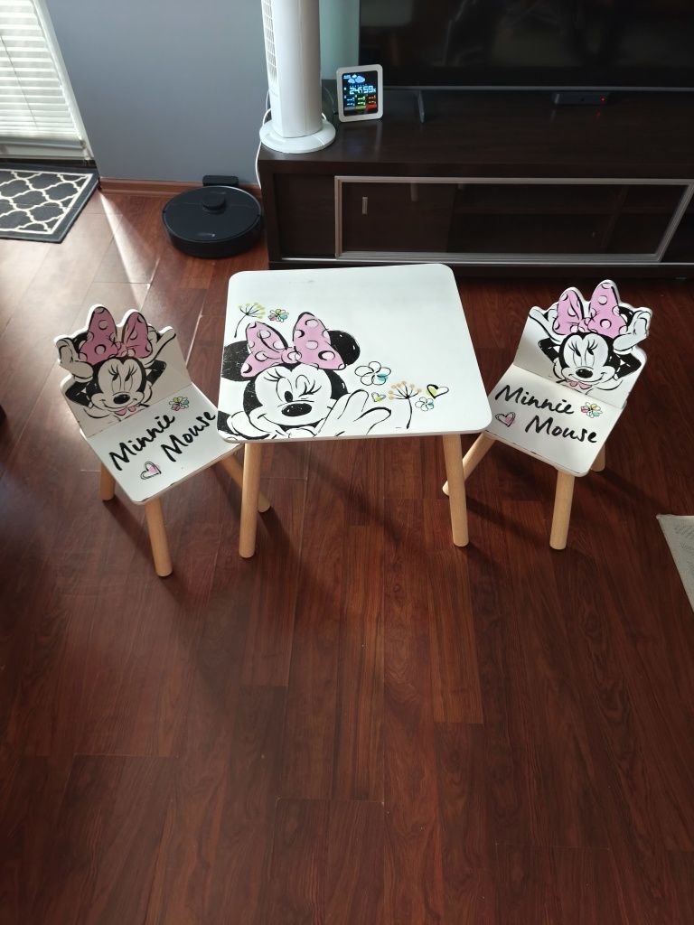 Sprzedam stolik z krzeslami myszka minnie Dla dzieci