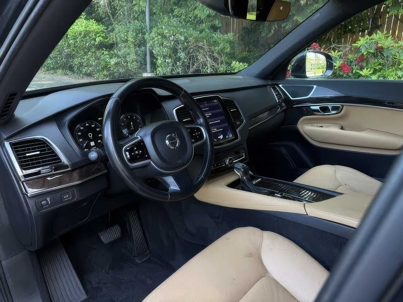 2017 Volvo XC90 T6 Momentum