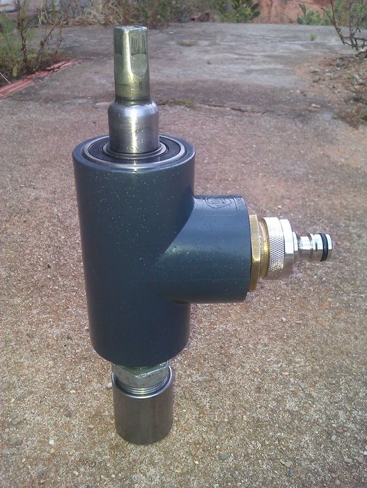 Injector de líquidos para perfuração ou mistura de ingredientes