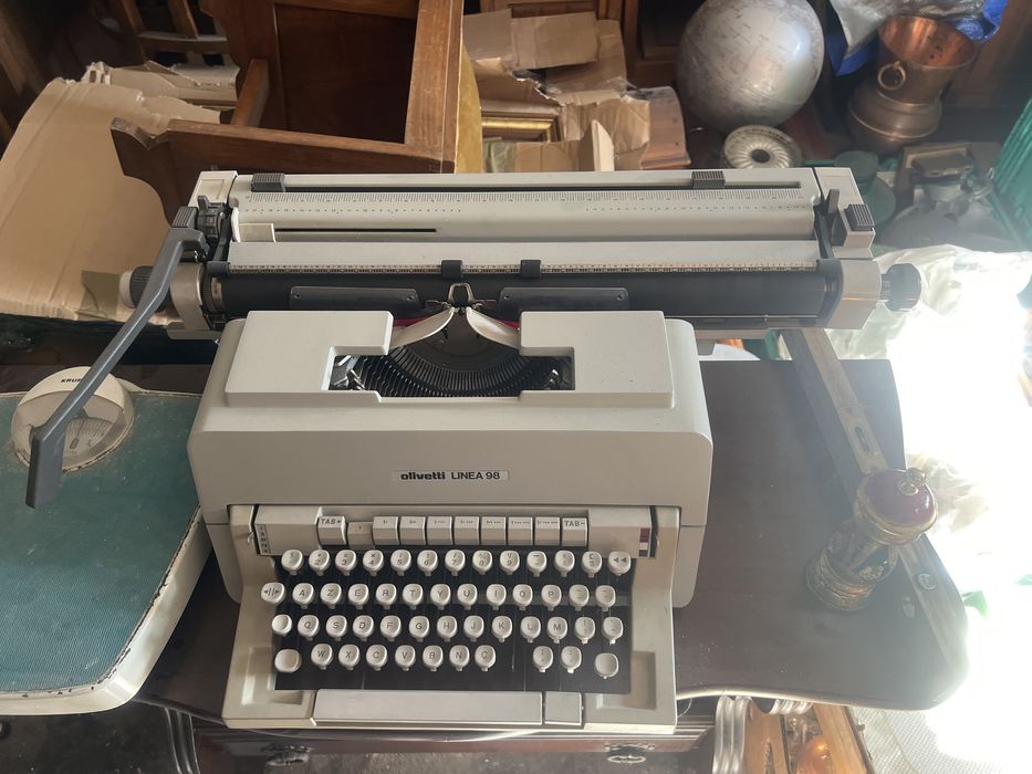 Maquina de escrever Olivetti Linea 98