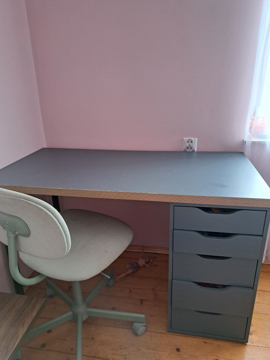 Biurko Ikea z krzesłem obrotowym