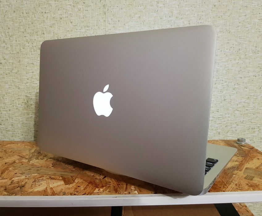 Гарненький Apple MacBook Air 13/i5/8-256/Нова батарея/SEQUOIA 15.3.1
