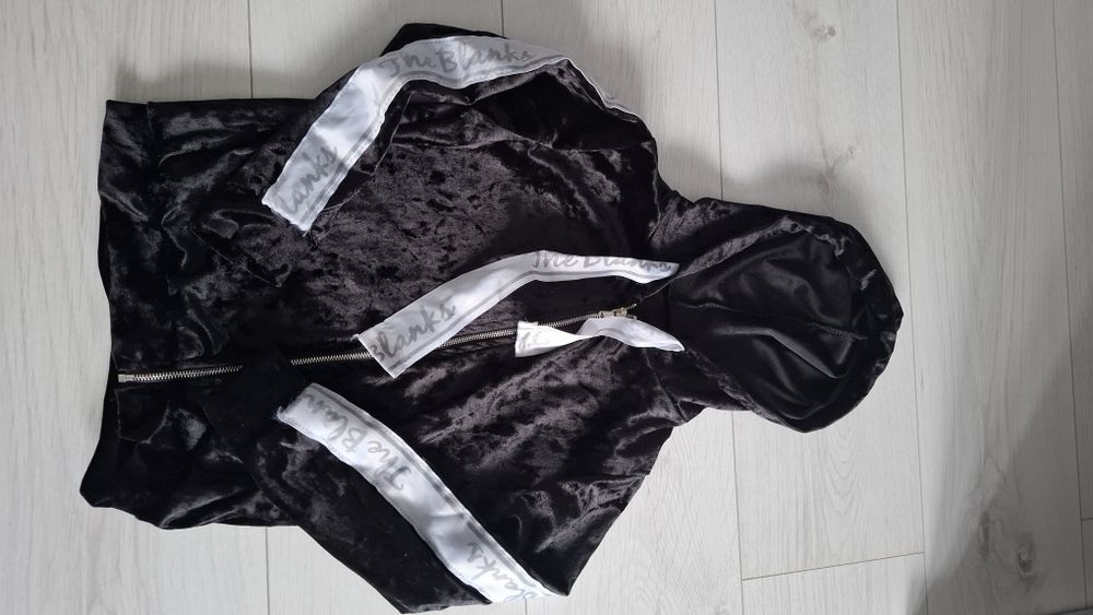 Dres aksamitny z lampasami r. 8a