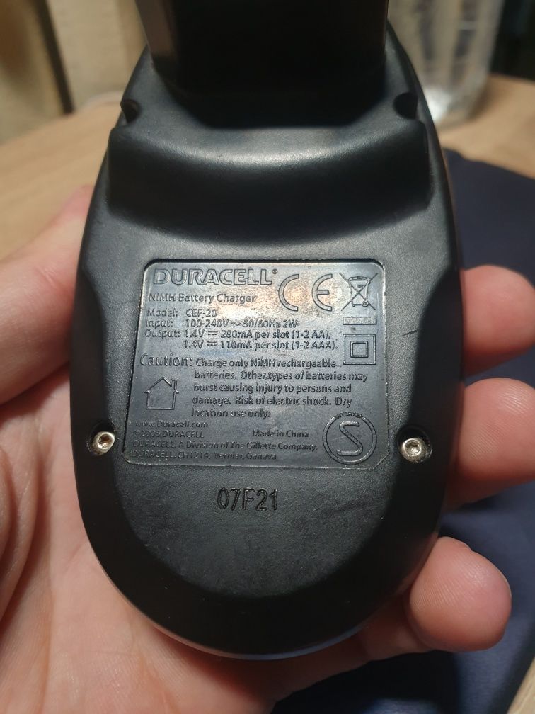 Зарядний пристрій Duracell CEF-20 для акумуляторів