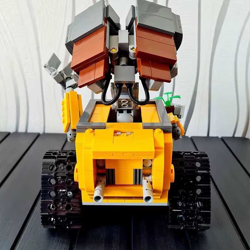 Zestaw klockow figurka robot jak L E G O wall-e 687 elementow
