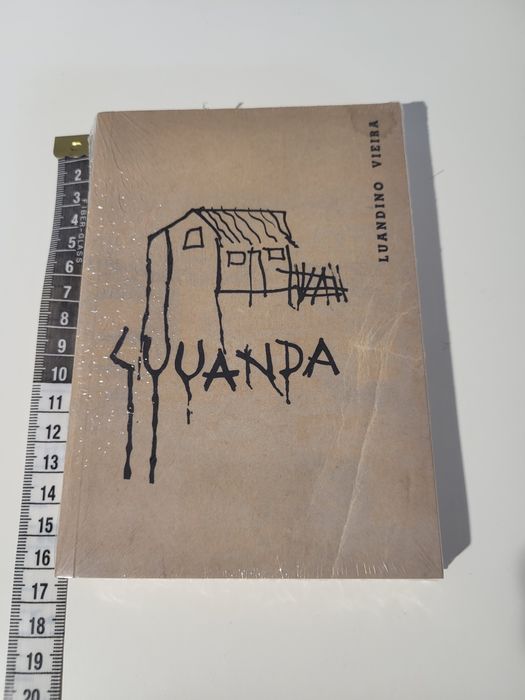 Réplicas de livros de Luandino Vieira - 800 anos de Literaturas em PT