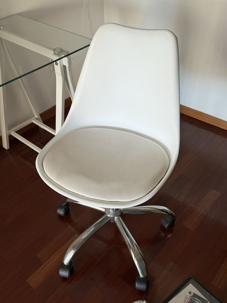 Secretaria com cadeira