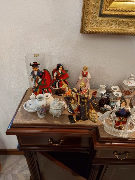 Porcelanas, Bonecas, Pratos, Jarras etc...