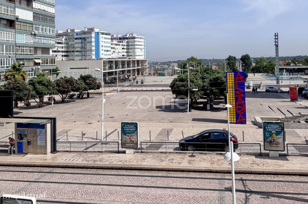 Loja com Excelente Visibilidade em Almada – Oportunidade Única.
