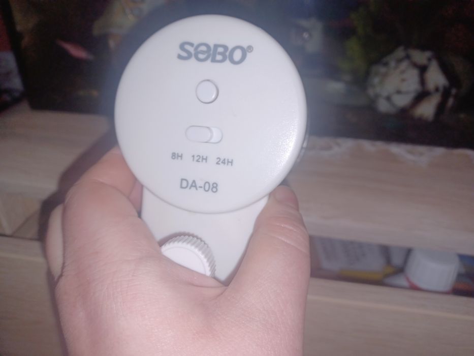 Karmnik automatyczny z podstawką do akwarium