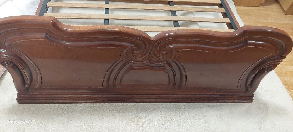 Cama em madeira maciça