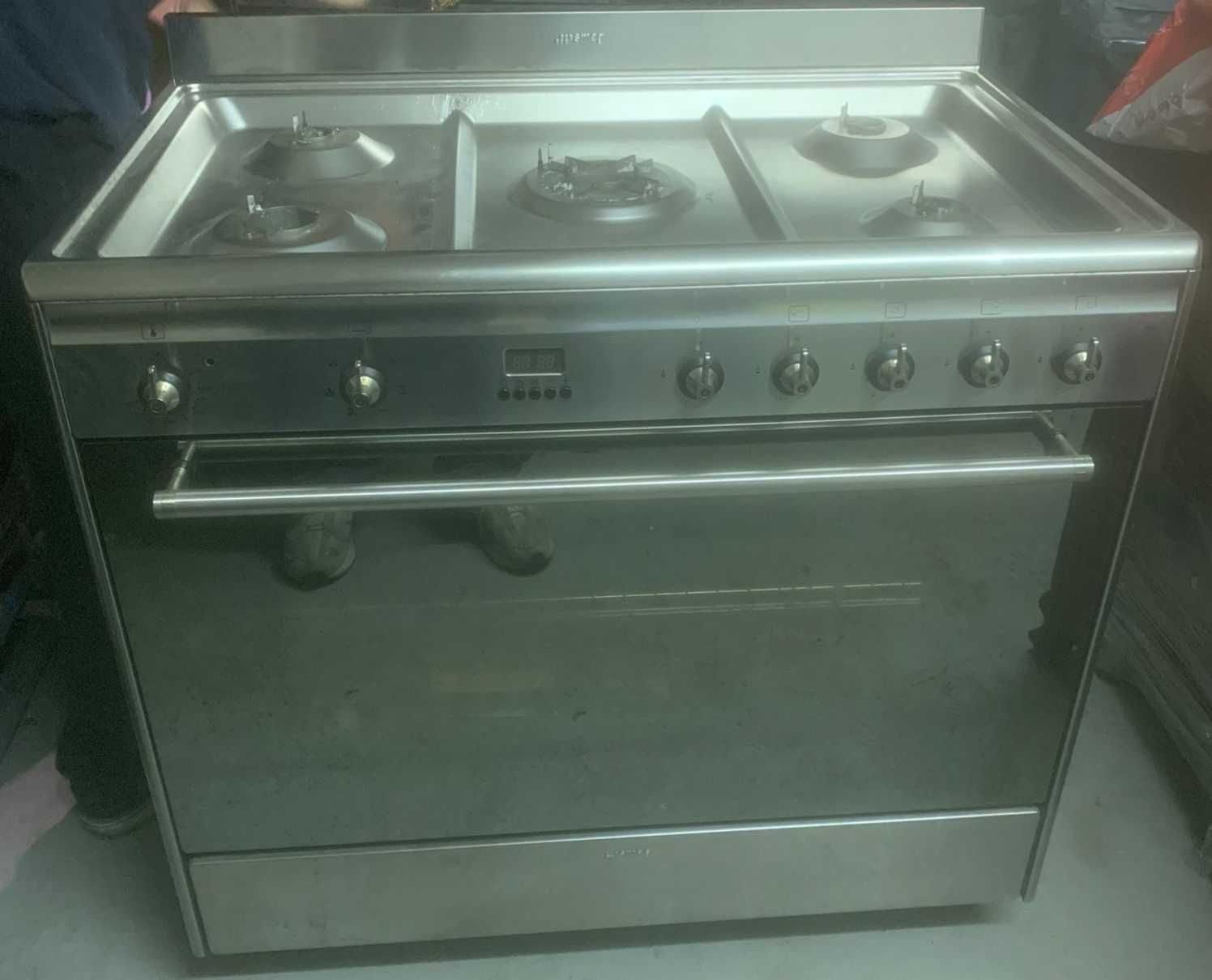 Vendo fogão Smeg semi-industrial, com 5 bocas a gás e forno eléctrico