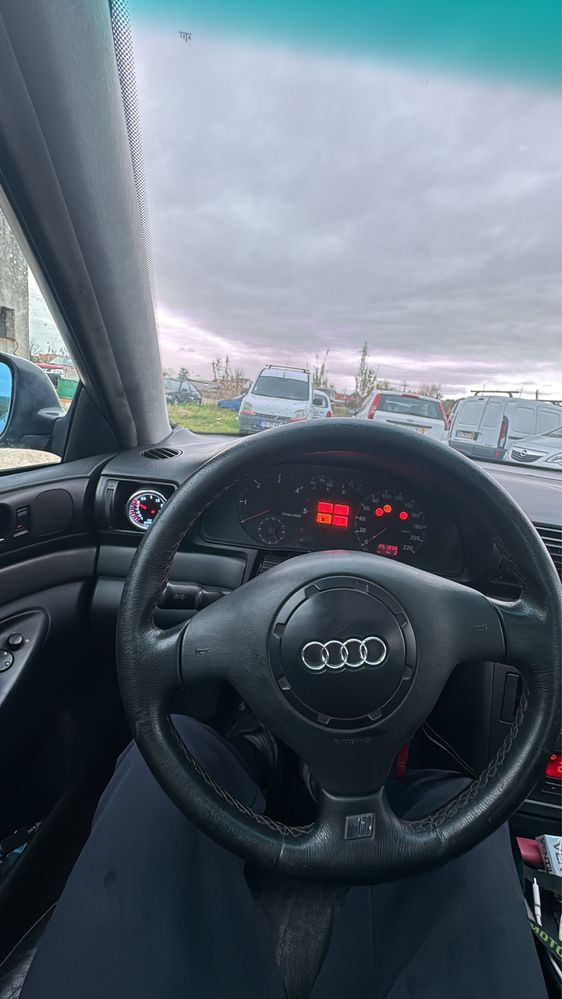 Vendo Audi A4 Com bastante Material