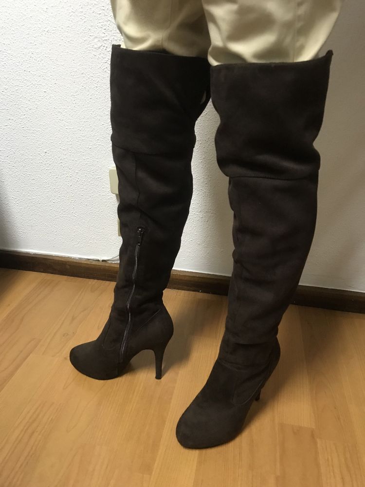 Botas Compensadas, Acima do Joelho em Ecopele Efeito Camurça 37.